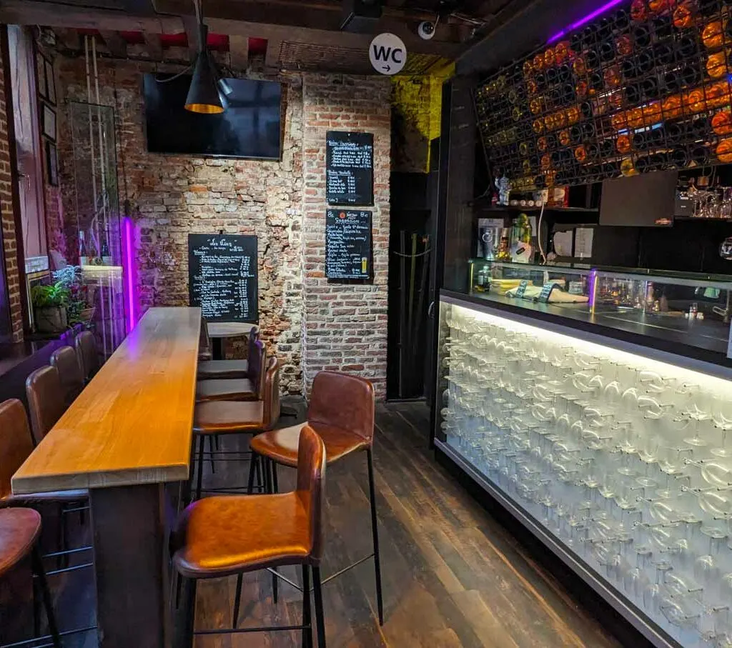 Le bar du rez-de-chaussée, ouvert après les cours