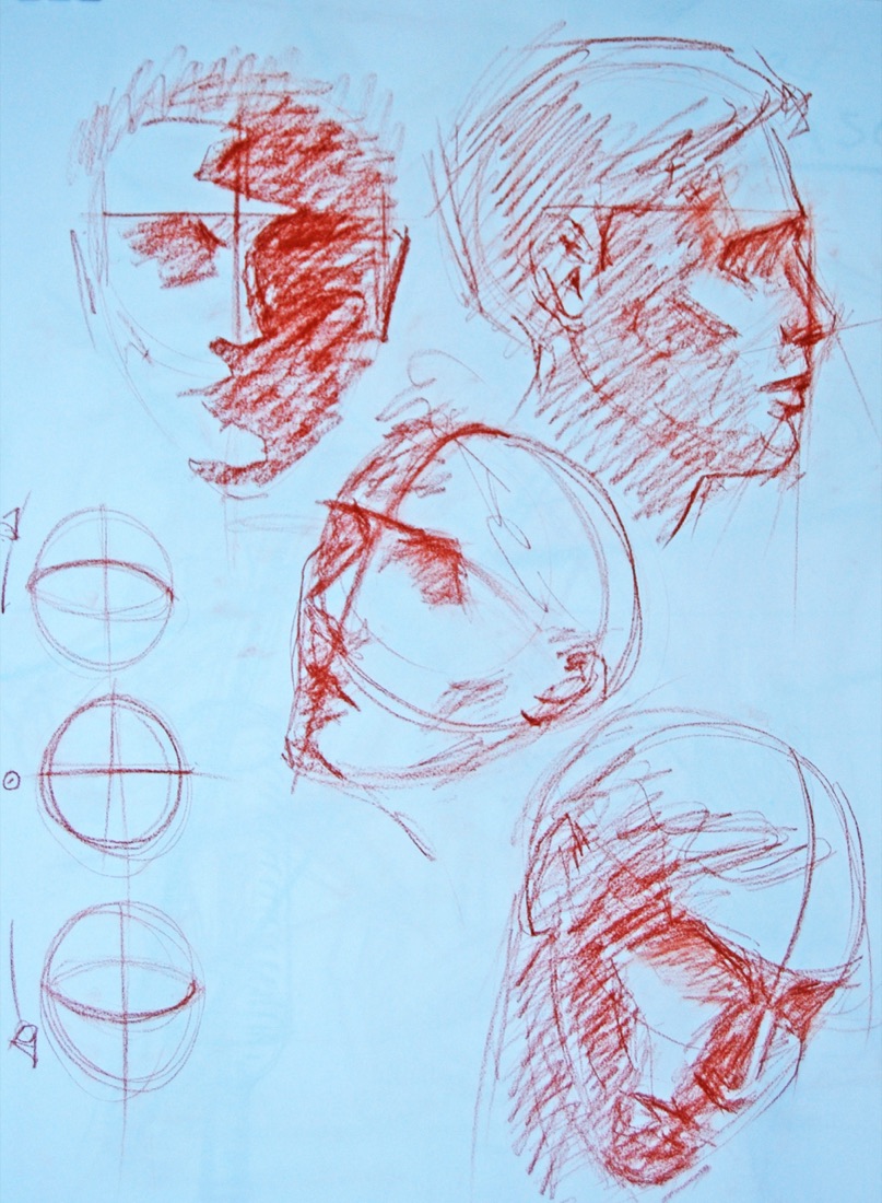 Des études de visages à la sanguine sur papier bleu, par un élève junior des Ateliers de Léna