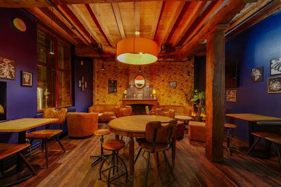 Salon cosy du Braz avec ses fauteuils et sa lumière chaude